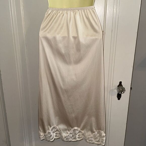 Vintage Cabernet light tan half slip with lace trim - Picture 5 of 7